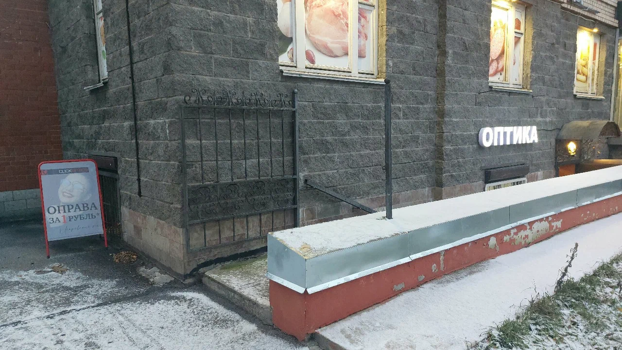 Вход в салон ClickOptics на Искровском проспекте