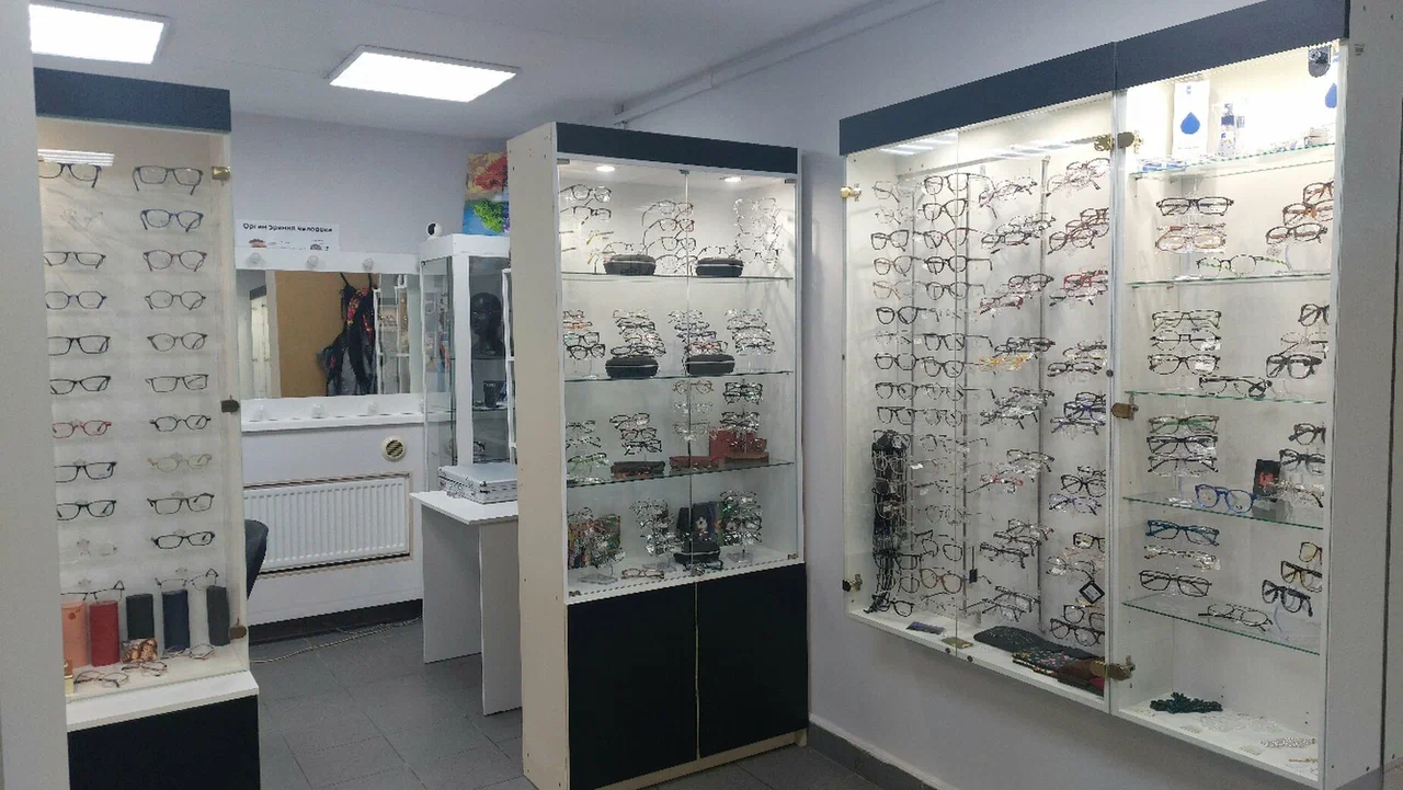 Витрины с оправами в салоне ClickOptics на Искровском