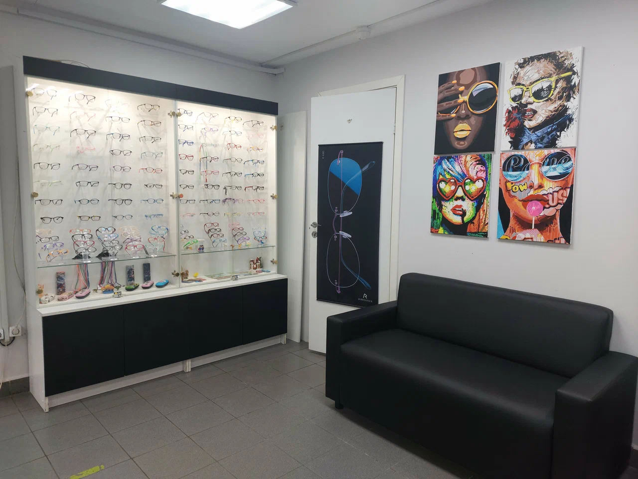 Зона ожидания салона ClickOptics на Искровском проспекте
